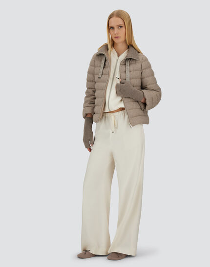 RESORT CAPE IN LUCENT CASHMERE WOOL Chantilly 2 RESORT CAPE IN LUCENT CASHMERE WOOL Chantilly