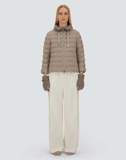 RESORT CAPE IN LUCENT CASHMERE WOOL Chantilly 4 RESORT CAPE IN LUCENT CASHMERE WOOL Chantilly