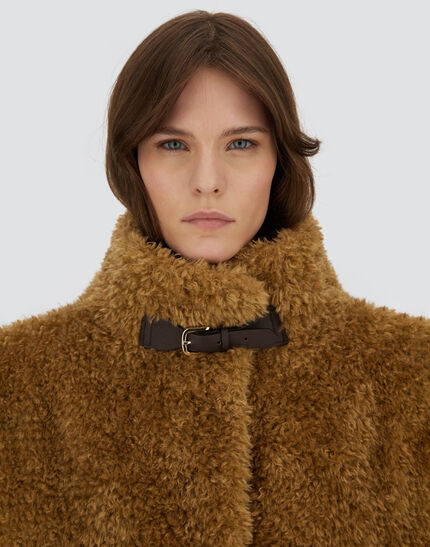 CAPE IN CURLY ALTERNATIVE FUR Sand 3 CAPE IN CURLY ALTERNATIVE FUR Sand