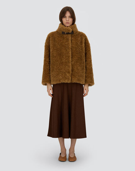 CAPE IN CURLY ALTERNATIVE FUR Sand 4 CAPE IN CURLY ALTERNATIVE FUR Sand