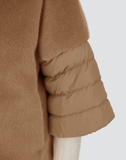CAPE IN SATIN AND LADY ALTERNATIVE FUR Camel